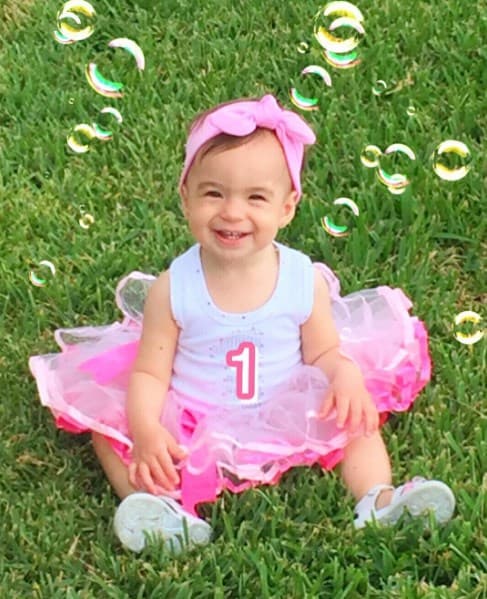 Baby Michelle tiene una sonrisa encantadora y ama jugar con las pompas (burbujas) de jabón.