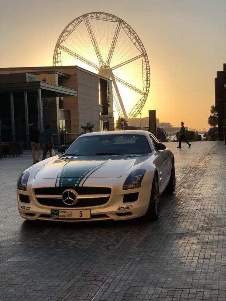 El 
<a href="https://www.univision.com/noticias/mercedes-benz/mercedes-benz-sls-amg-gt3-fotos#fbbbed0e0000" target="_blank">Mercedes SLS</a> también de superlujo es un poco más asequible pues su precio esta valuado en el mercado de los bólidos en unos 200,000 dólares.