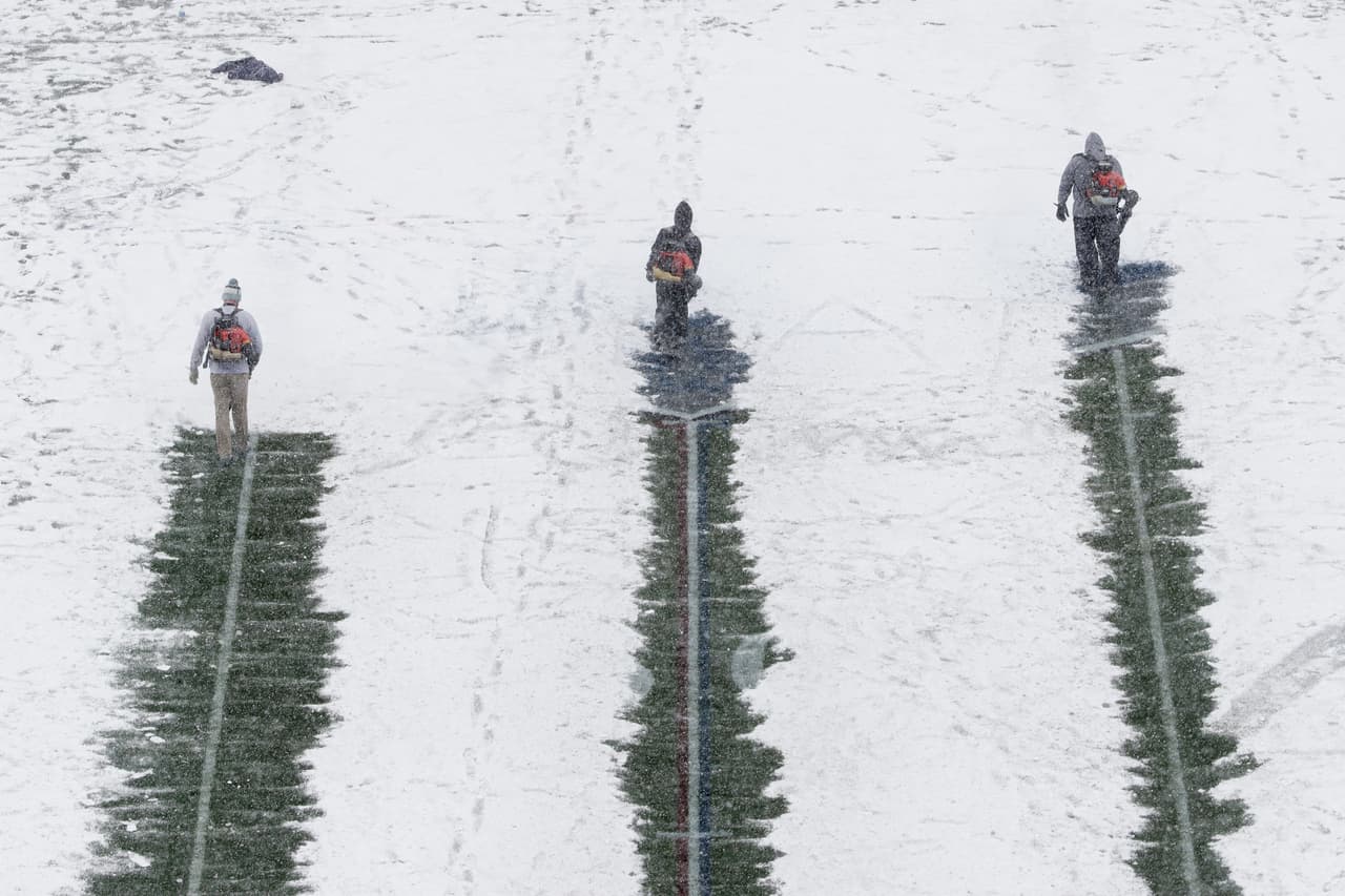<b>Filadelfia, Pennsylvania. </b>Este sábado 9 de diciembre se llevó a cabo el juego de fútbol americanode la NCAA entre el Ejército y la Marina. Empleados limpian el campo de juego para que las líneas queden visibles mientras la nieve cae sin cesar. El juego fue para el Ejército 14 contra 13.