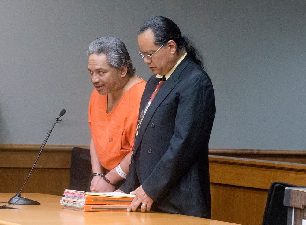 Peter Kema (i), padre del menor desaparecido hace 20 años, al reconocer su culpabilidad ante el juez.