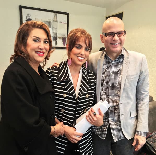 Añadió: "Para mi es un día de celebración, de alegría, de orgullo, de agradecimiento, de reflexión al ver que sí se pueden lograr los sueños, que sí se pueden hacer las cosas bien y recibir los frutos. Por supuesto estuvieron conmigo mi manager @gabrielblancoi que hizo posible esta negociación (@porraseva presente cada minuto) y mi inseparable madre @mercecastilloo que OBVIAMENTE tenía que estar ahí para celebrar conmigo este triunfo. Ella y sólo ella se merece estar a mi lado, porque esta mujer es quien me ha apoyado cada minuto de mi vida incansablemente".