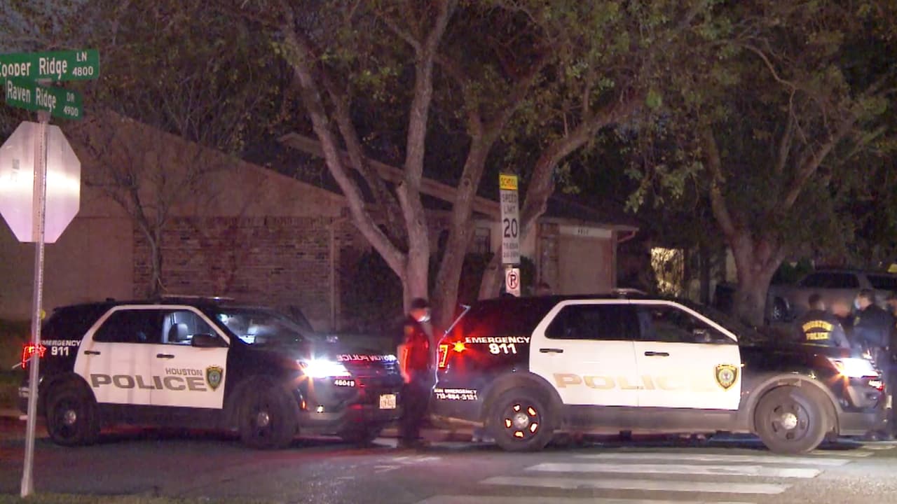 Hasta el momento tres personas han sido arrestadas. La investigación continúa.