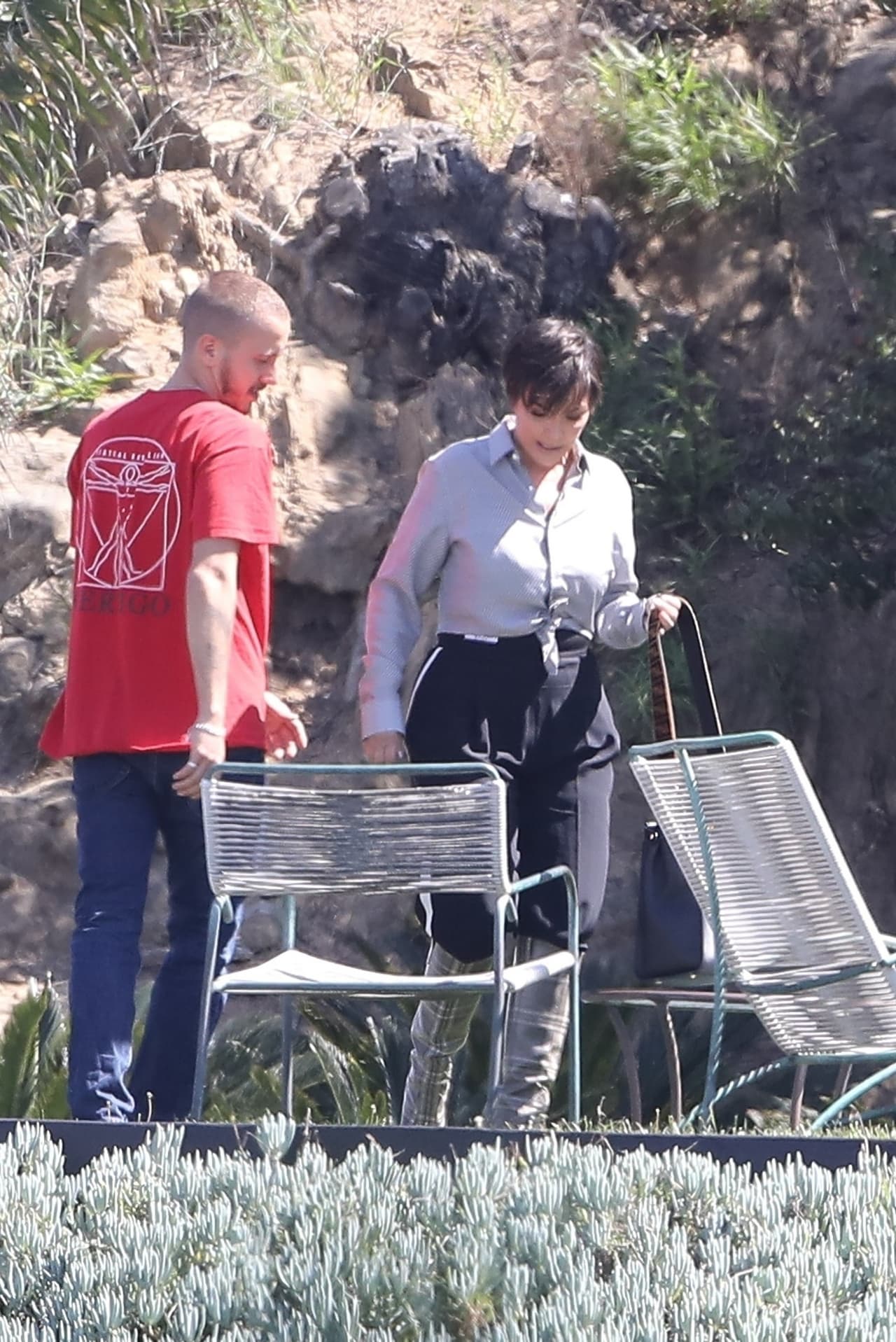 La madre de las celebridades,
<b><a href="https://www.univision.com/entretenimiento/alta-tension-alrededor-de-khloe-kardashian-y-tristan-thompson-kris-jenner-ya-saco-las-garras-fotos">Kris Jenner, permaneció junto a su tercera hija</a></b> por más tiempo, pero regresó a Los Ángeles y Khloé quedó sola, con su hija True, en la mansión del jugador de la NBA.