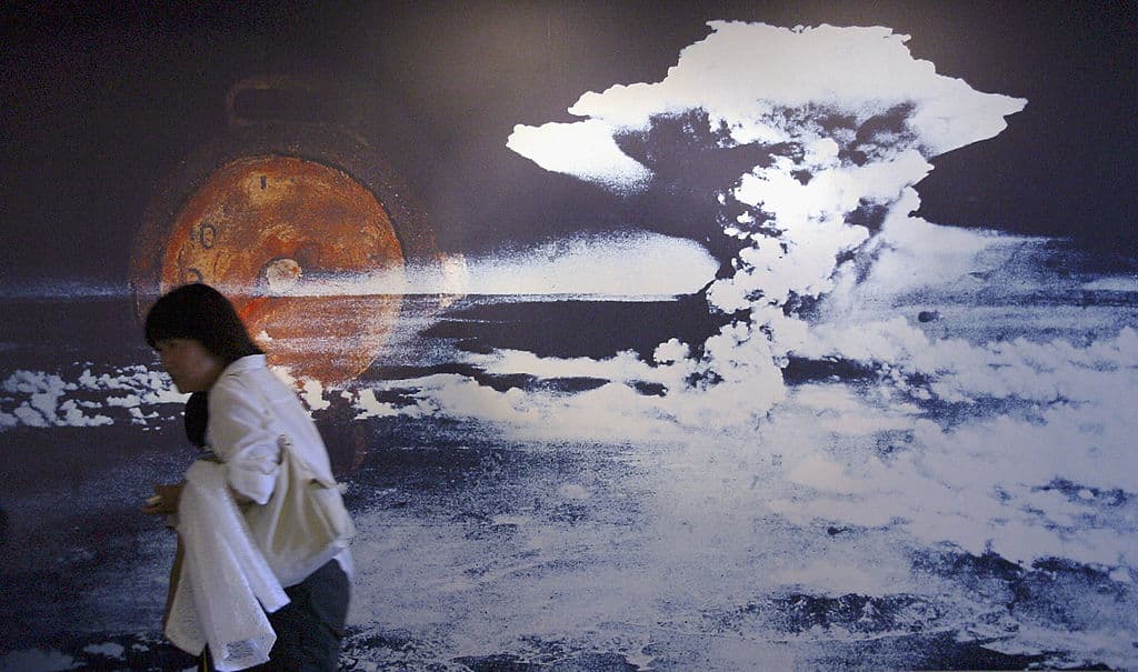 Un visitante en el museo que conmemora el ataque con una bomba atómica sobre Hiroshima, Japón.