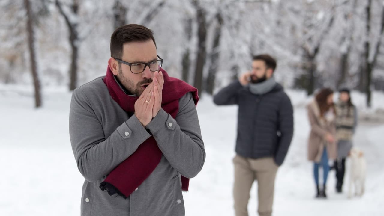 Esté atento a los
<b>signos de hipotermia</b>, incluidos
<b>escalofríos incontrolables</b>,
<b>pulso débil</b>,
<b>desorientación</b>,
<b>incoherencia</b>,
<b>somnolencia</b>, y
<b>congelación,</b> incluida la
<b>decoloración de la piel</b> gris, blanca o amarilla,
<b>entumecimiento </b>y
<b>sensación de cera</b>.