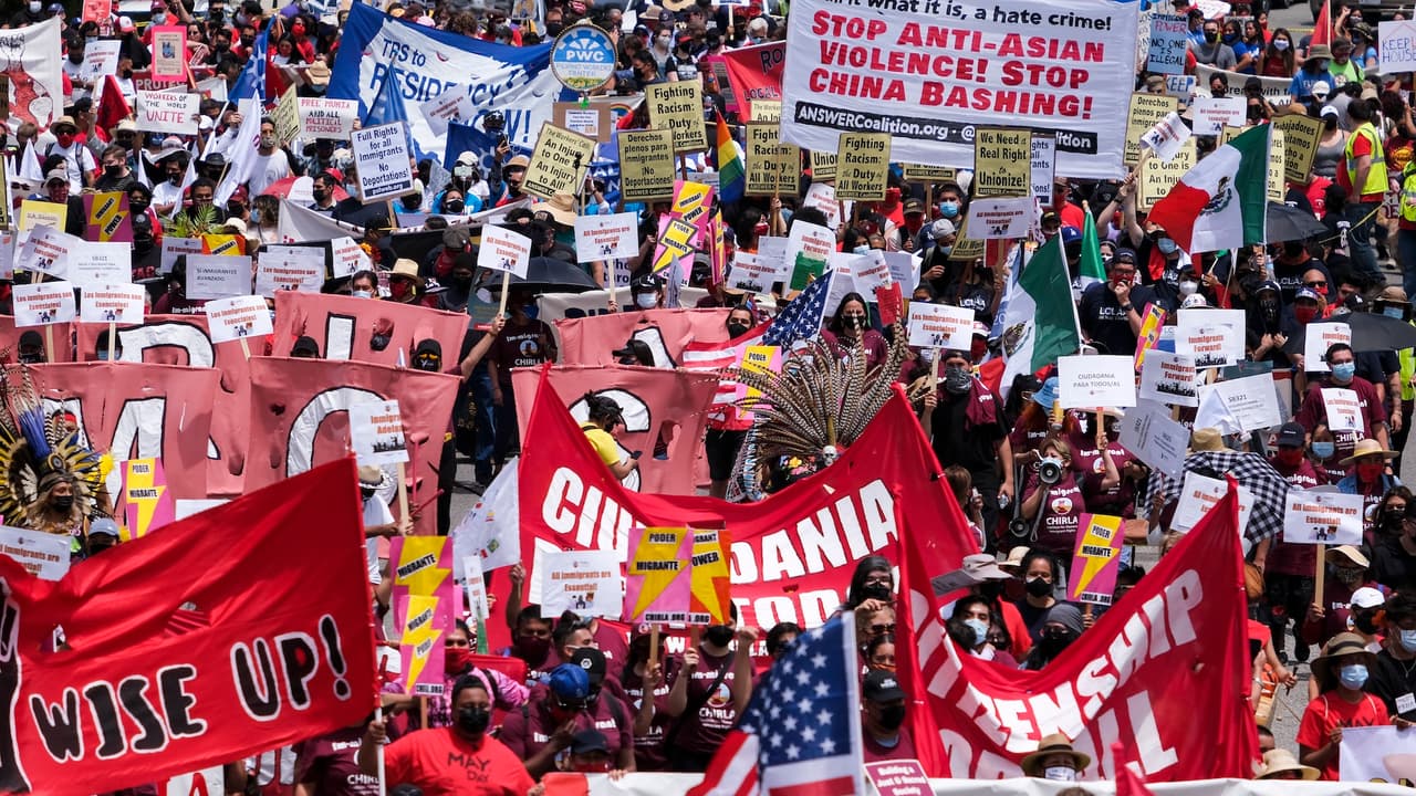 El recorrido incluyó una parada en el
<b>Centro de Detención Metropolitano</b>, una prisión federal donde muchos inmigrantes permanecen detenidos durante sus procesos judiciales.