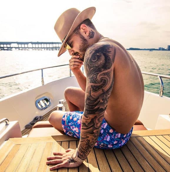 Sus tatuajes a veces son protagonistas de varias imágenes, como en este caso.