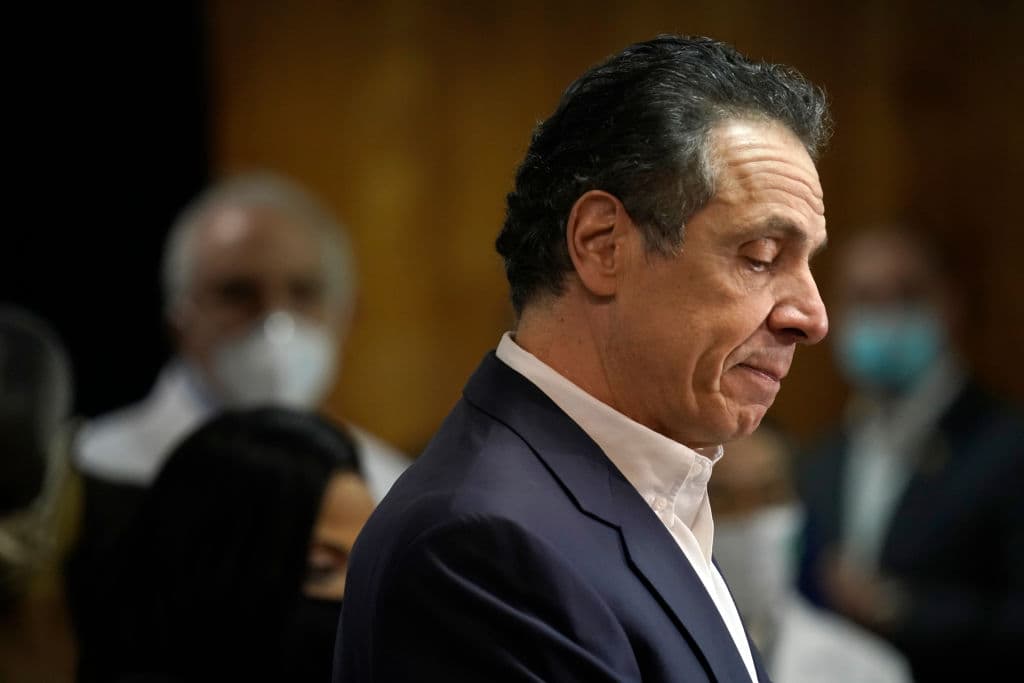 Mujeres que acusan a Cuomo de acoso sexual dicen sentirse "reivindicadas y aliviadas" tras su renuncia