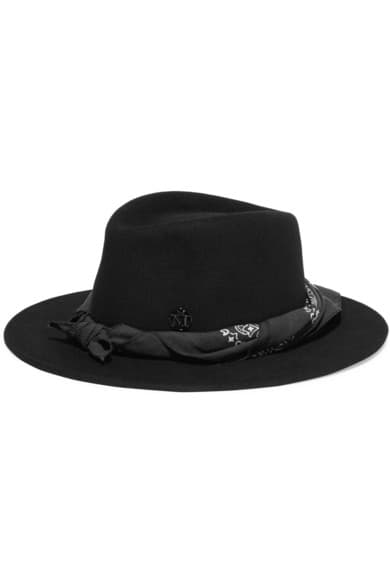El tradicional fedora con una pañoleta anudada como este negro de Maison Michael funciona bien en ocasiones elegantes o con unos jeans informales.