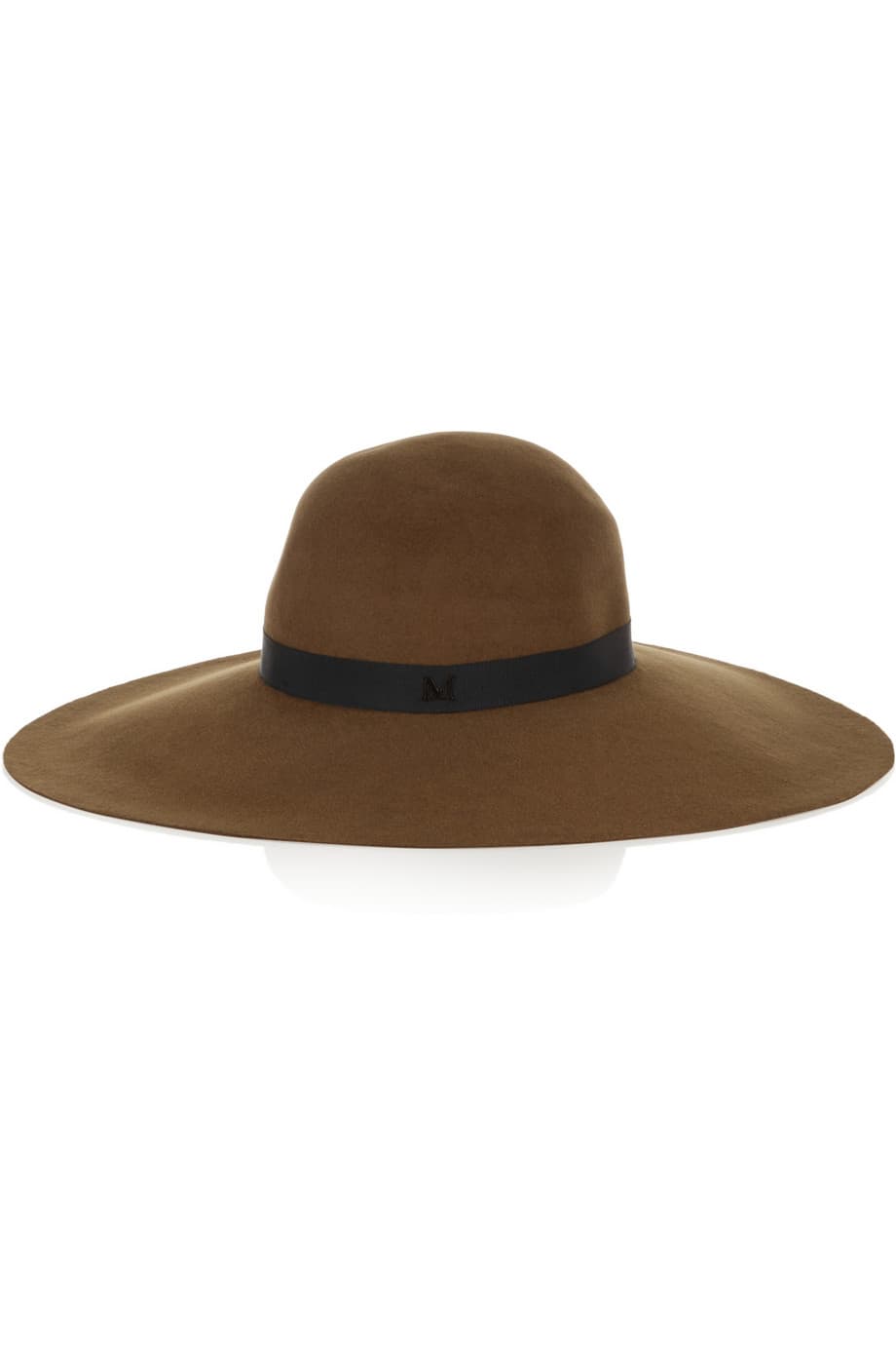 Muchas marcas han afianzado su línea de sombreros una vez que han visto la activa demenda entre las más jóvenes consumidoras. Massimo Dutti propone para esta temporada este de paño café.