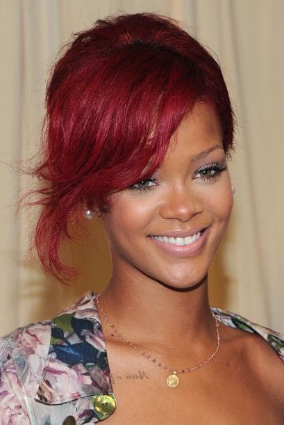 Rihanna, la belleza originaria de Barbados, siempre ha tenido un look muy especial que Khloé ha buscado emular.