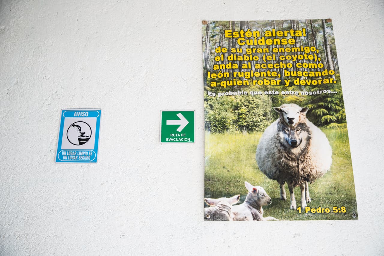 En una de las paredes de la Casa del Migrante Amar fue pegado hace ocho meses un afiche. Con él alertan a los indocumentados sobre la posible presencia de coyotes en el albergue que pudieran hacerse pasar por inmigrantes para estar más cerca de nuevos clientes. Les ha pasado con cinco personas en los últimos cuatro meses que, al ser descubiertas, han sido echadas del lugar.