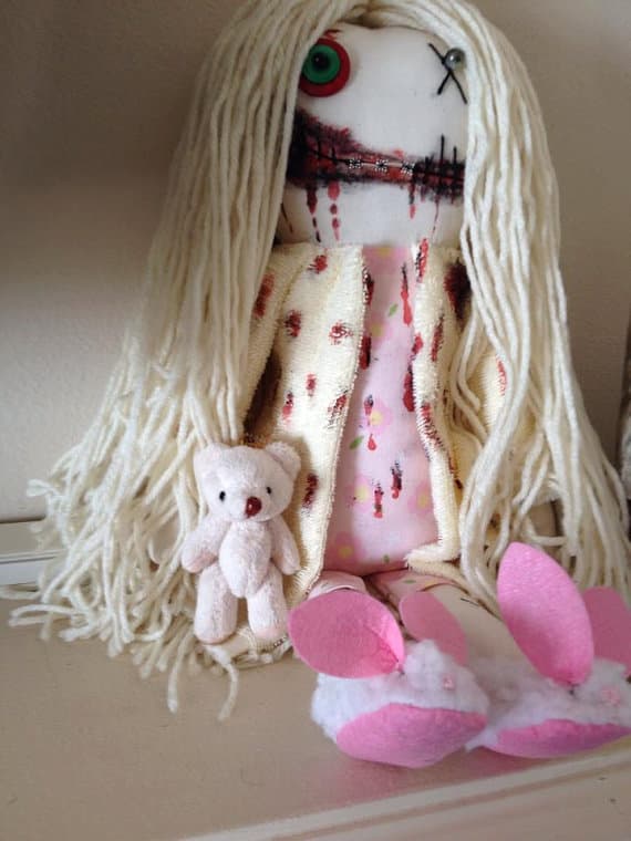 <b>Muñeca Zombie: </b>esta adorable versión se consigue en Etsy (donde también hacen zombies personalizados).