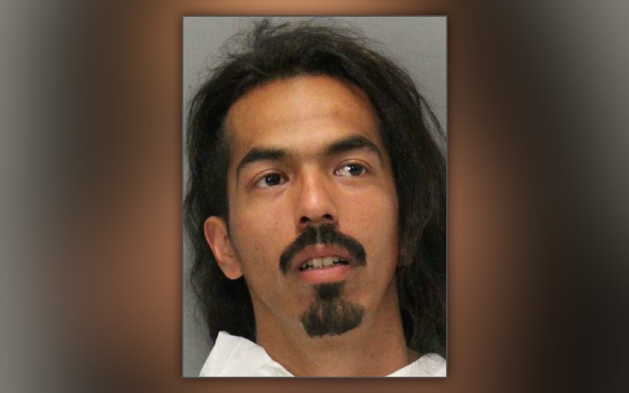 Su esposo estaba en otra habitación cuando un desconocido entró a su cuarto y la atacó sexualmente