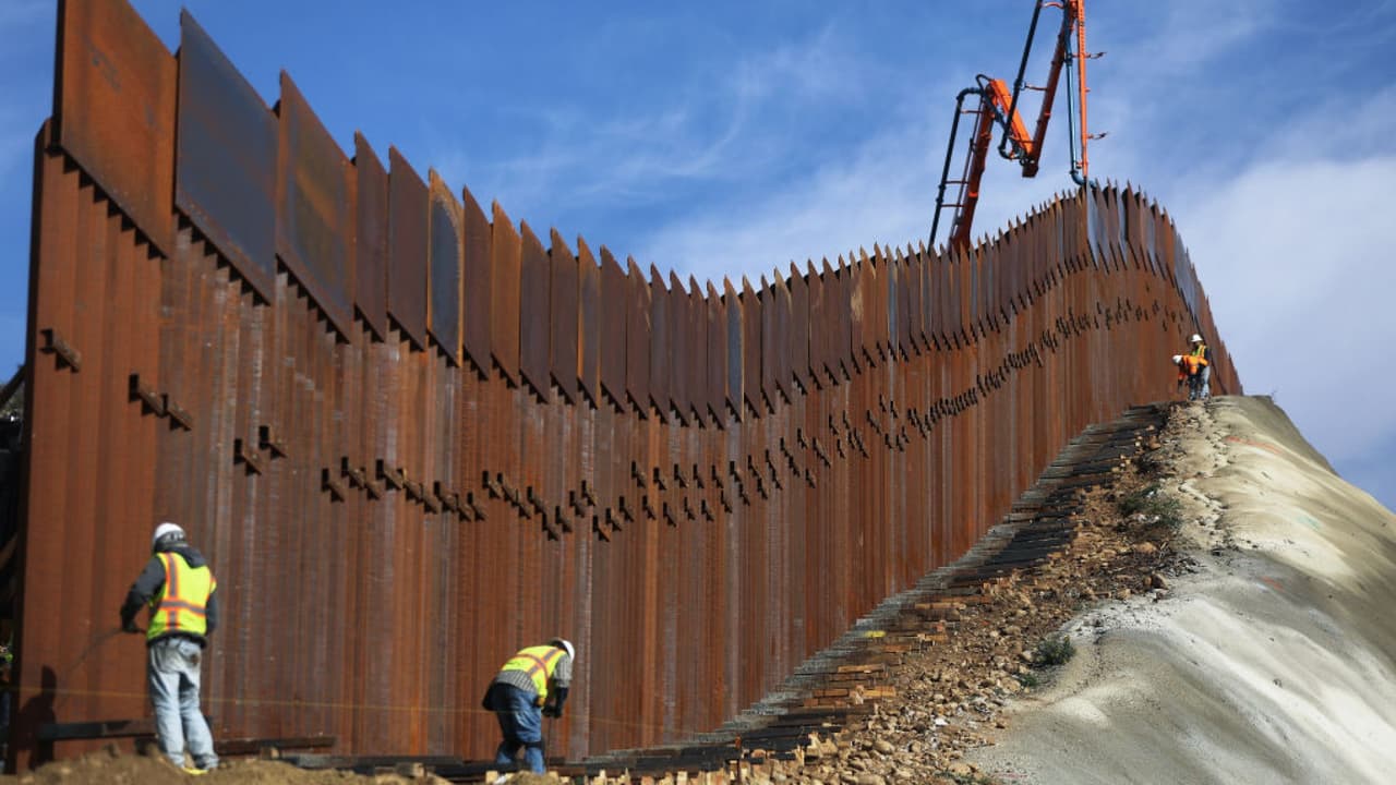 El gobierno sacará fondos de la recuperación de Puerto Rico para acelerar la construcción del muro fronterizo