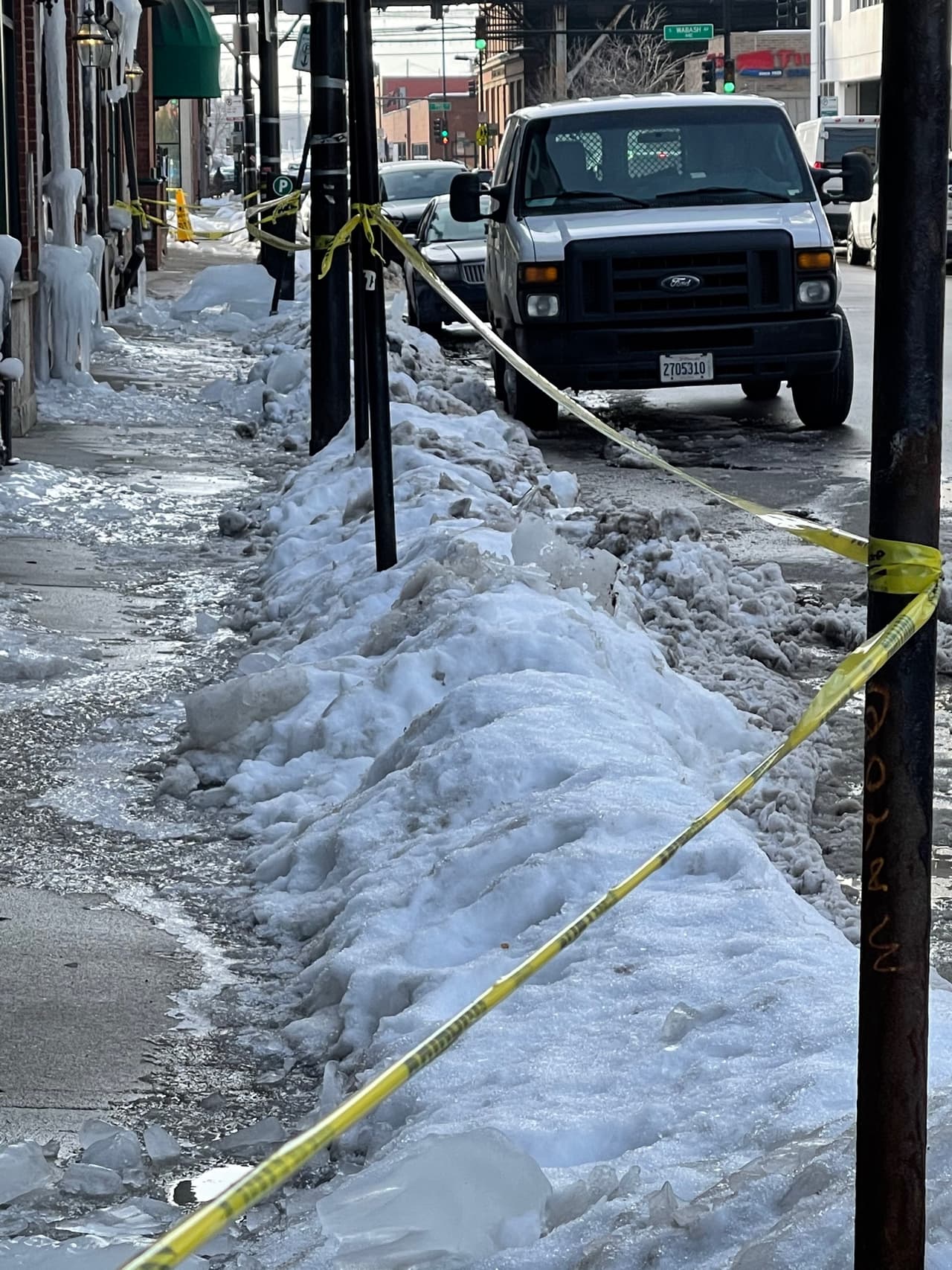Los propietarios y administradores de edificios deben acordonar las áreas debajo de la acumulación de hielo y colocar letreros de precaución para advertir a los transeúntes sobre la posibilidad de que caiga hielo, según la ciudad. La caída de hielo puede ser mortal.
<br>