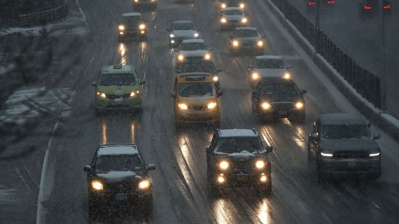 Tormenta invernal deja retrasos y cierre de escuelas en el Medio Oeste, ahora pone en alerta al sur del país para el sábado