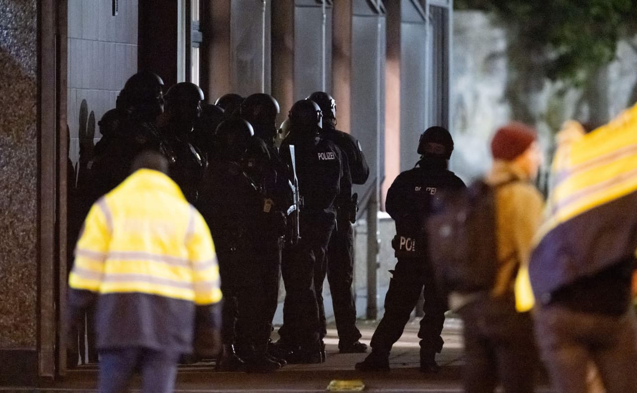 Si bien el móvil del tiroteo seguía siendo una incógnita en horas de la mañana, las autoridades alemanas llevan los últimos años en alerta por una doble amenaza: el
<a href="https://www.univision.com/temas/yihadismo">yihadismo</a> y la extrema derecha. Alemania ha sido víctima de ataques islamistas, en particular un atentado con un vehículo reivindicado por el grupo Estado Islámico que causó
<a href="https://www.univision.com/noticias/terrorismo/estado-islamico-reivindica-el-ataque-con-un-camion-en-berlin-que-dejo-12-muertos"><b>12 muertos en diciembre de 2016 en Berlín</b></a> y se convirtió en el más sangriento cometido jamás en el país.