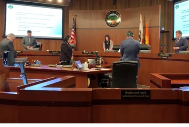 Demanda contra Junta de Supervisores de Orange alega presunta censura de comentarios públicos