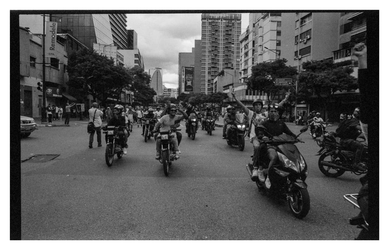 Decenas de motorizados recorren las calles de Caracas para llamar a la gente a votar.