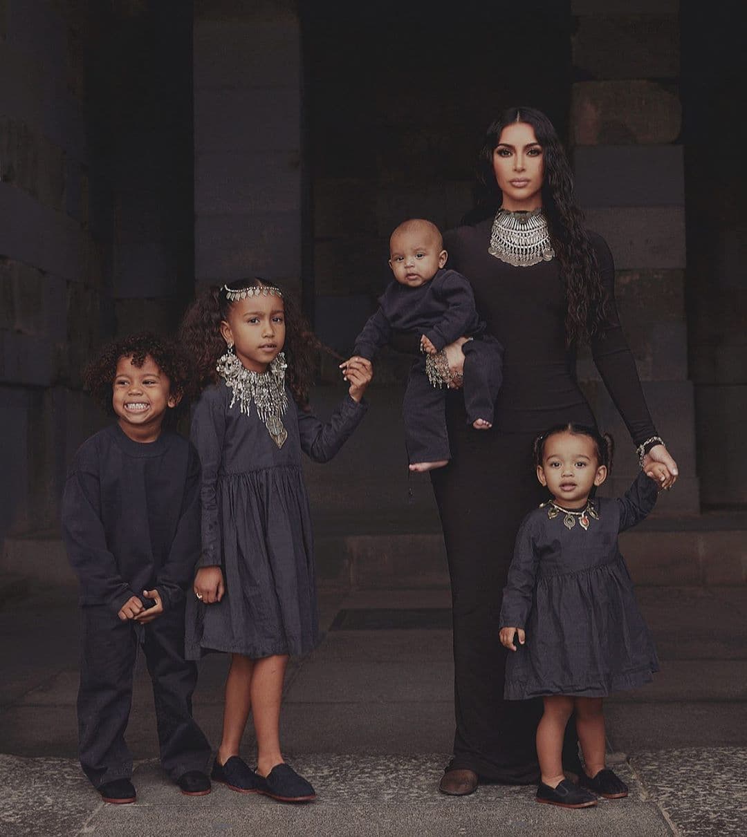 Sus hijos más pequeños, Chicago (2 años) y Psalm (1), nacieron del cuerpo de 
<b><a href="https://www.univision.com/famosos/que-significa-psalm-el-nombre-que-kim-kardashian-y-kanye-west-decidieron-ponerle-a-su-cuarto-hijo">otra mujer</a></b>, debido a que Kardashian tuvo varias complicaciones de salud en sus dos embarazos.
<br>