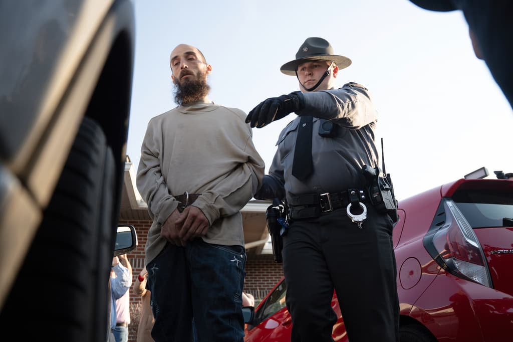 Cody Balmer enfrenta cargos de 
<b>intento de asesinato</b>, 
<b>terrorismo</b>, 
<b>incendio agravado</b> y
<b> asalto agravado</b>.