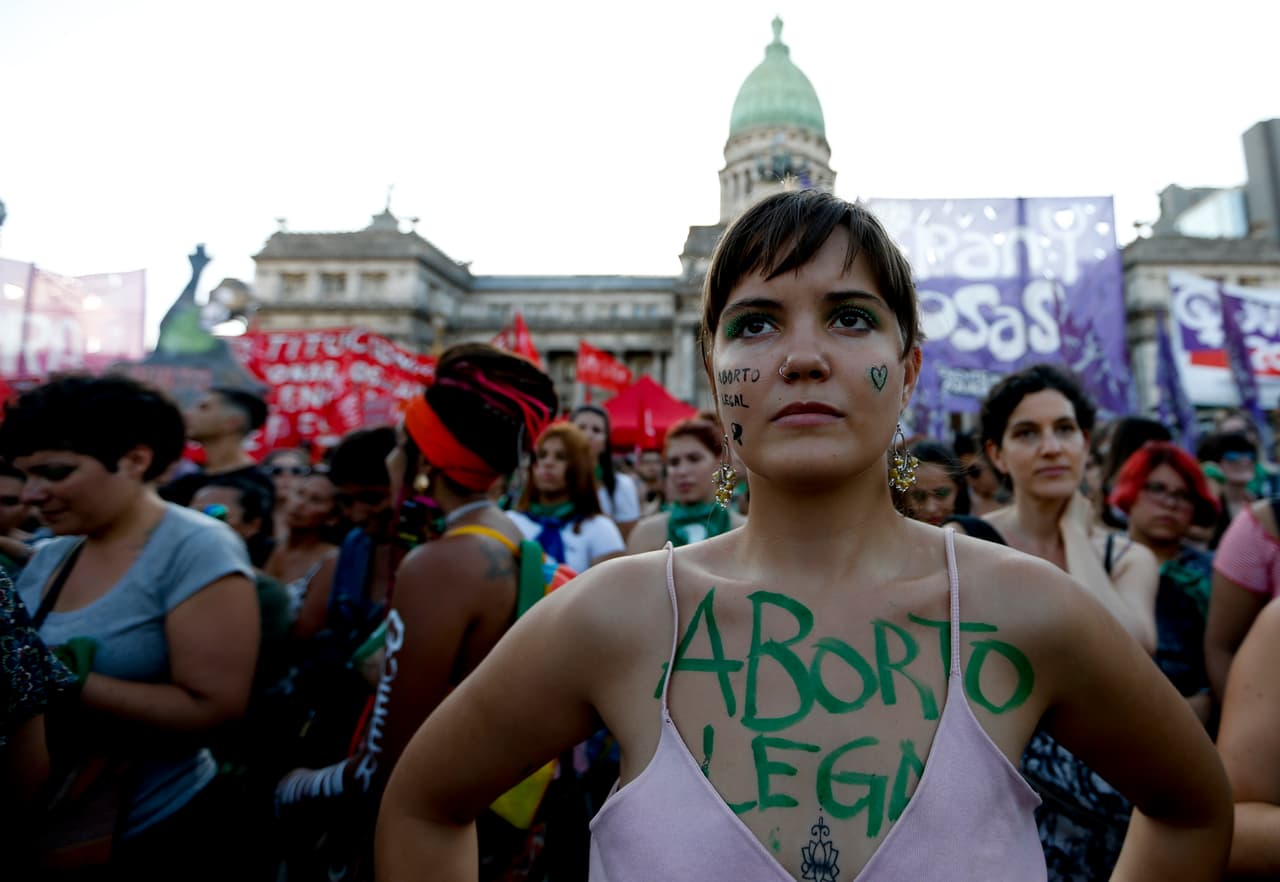 Los pañuelos verdes identifican la campaña nacional por el aborto seguro, mientras que los celestes a aquellos que están en contra, con el argumento de que desean “salvar las dos vidas”. En Argentina, país del papa Francisco, la influencia de la Iglesia católica es enorme.