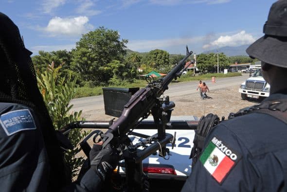 Los elementos de la gendarmería también revisan la licencia colectiva para el uso de armas.