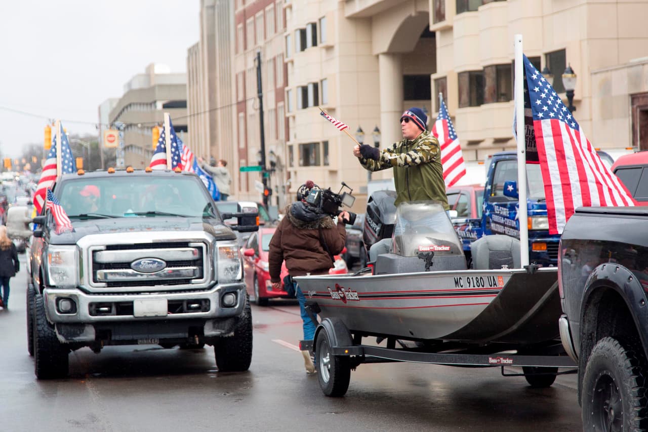 Una extensa caravana de vehículos haciendo sonar sus bocinas y adornados con banderas de EEUU y de la campaña electoral de Trump recorrió los alrededores del Capitolio de Lansing, la capital del estado. La manifestación logró, en efecto, colapsar los alrededores de la sede del Legislativo y del Ejecutivo local.