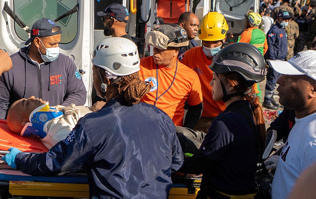 Miembros de la Defensa Civil y de la Policía de Santo Domingo ofrecieron pronto auxilio a personas que fueron rescatadas de entre los escombros.