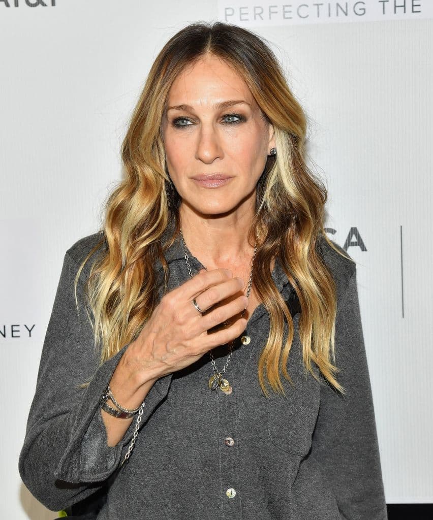 <b>Melena larga</b>
<br>Si no te gusta recortar tanto tu pelo, puedes lucir jovial con el cabello largo y, aunque no lo creas, es una de las opciones a la que más recurren las celebridades para dar un aspecto más juvenil a su imagen.