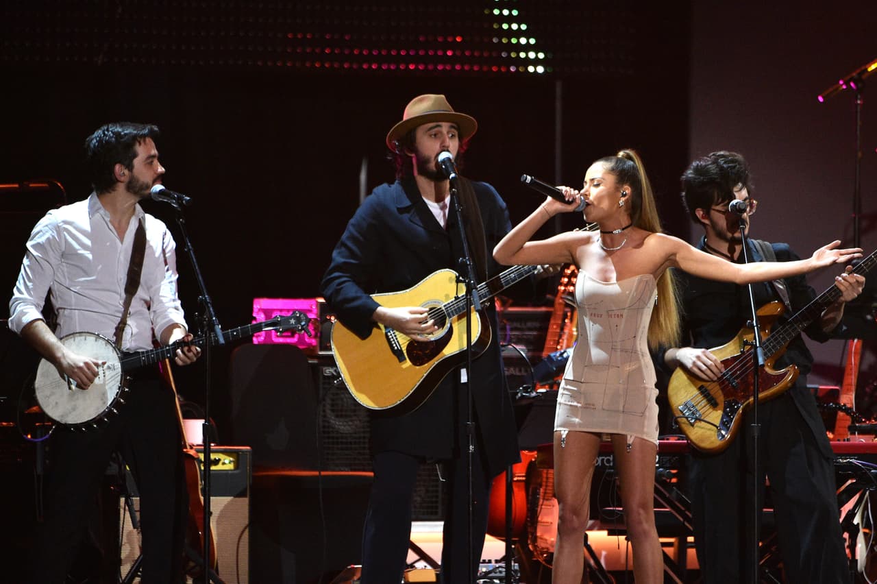 Un talento multinacional, representado por Pablo López, Cami y el grupo Morat, se hizo cargo de cantar 'Fotografía', con unos toques marcados de rock.