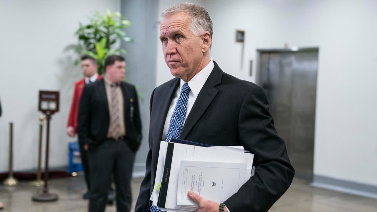 El republicano Thom Tillis se perderá la juramentación de Joe Biden "por una cirugía"