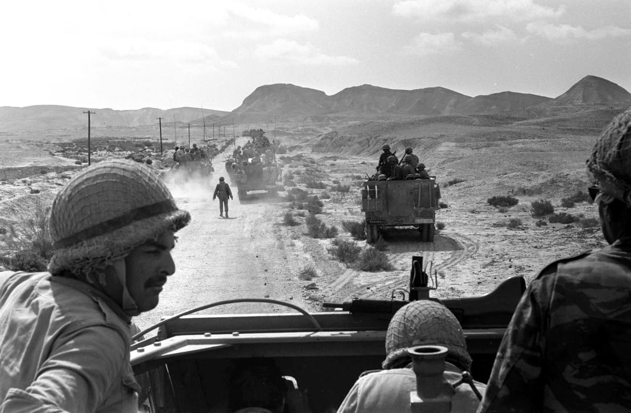 <b>Unidades motorizadas del ejército de Israel en el desierto del Sinaí el 7 de junio de 1967.</b> El mandatario egipcio Gamal Abdel Nasser había impulsado una operación que pretendía cercar económicamente a Israel. Un ataque sorpresivo a las fuerzas de Egipto en la frontera expandió el territorio israelí hacia la península del Sinaí y la franja de Gaza, también controlada por Egipto.
