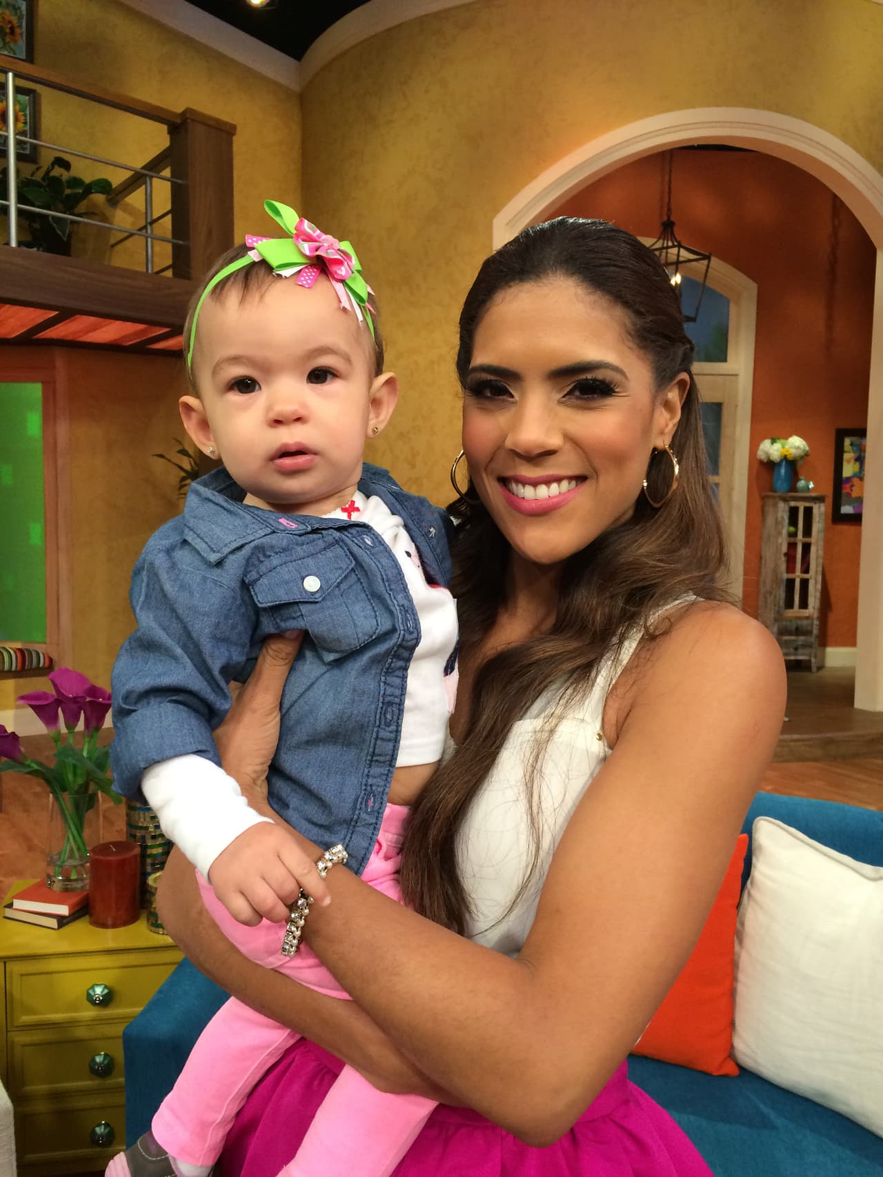 La tía Francisca muy sonriente, consintiendo a la pequeña de Alan.