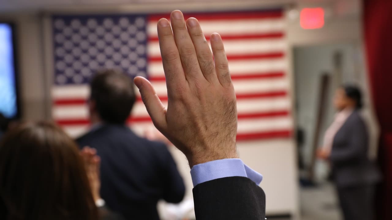 USCIS crea una oficina para encontrar a inmigrantes que obtuvieron la ciudadanía de manera fraudulenta