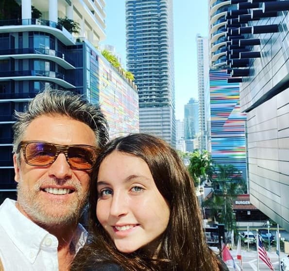 Pero se atravesó la
<b><a href="https://www.univision.com/noticias/salud/mapa-actualizado-del-coronavirus-cifras-de-casos-confirmados-y-fallecidos" target="_blank">pandemia de covid-19</a> </b>y las jóvenes han tenido sus clases de manera virtual sin poder tener contacto con sus nuevos compañeros. Desde casa, hicieron una nueva amiga que resultó ser la hija de otra famosa.
<br>