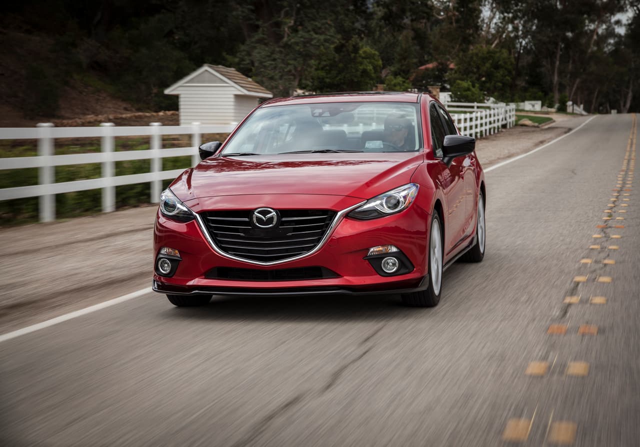 Mazda 3: En 2016 el vehículo de la japonesa ocupa el primer puesto en este ránking y lo hace por tercer año consecutivo. KBB dice que Mazda3 conjuga dinamismo en la conducción, un aspecto bonito y deporivo, con una eficiencia de consumo "digna de elogio". De este automóvil, el más vendido por este fabricante, se produjeron más de 4.5 millones de unidades desde el lanzamiento en 2004.