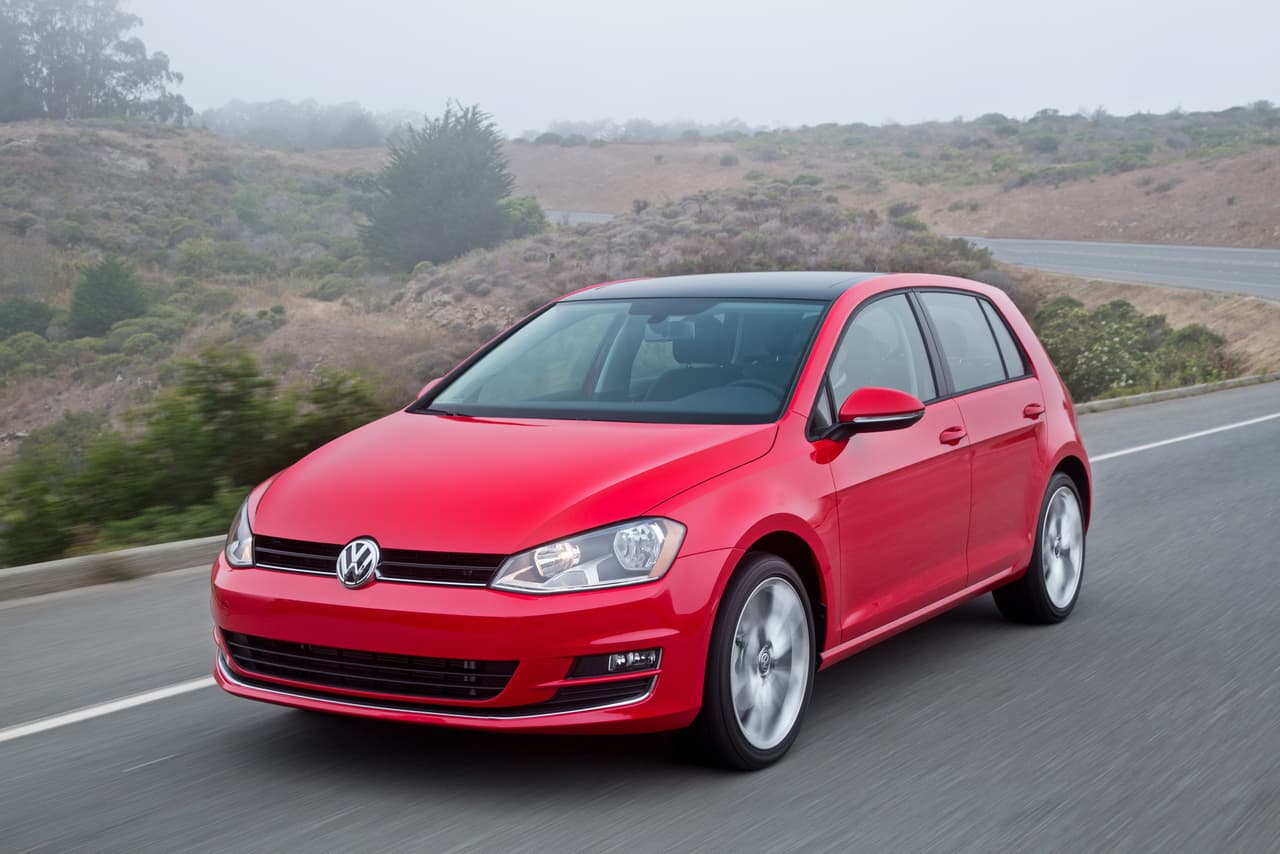 Volkswagen Golf: Es uno de los automóviles más vendidos de la historia de esta empresa, y ocupa un espacio en este top ten. Este vehículo se comercializa en diversas versiones, hatchback de 3 y 5 puertas, además de una familiar de 5 puertas.