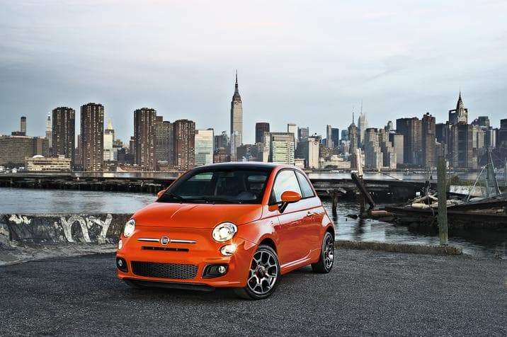 Fiat 500: Se trata de un modelo icónico de Fiat y, según KBB, también cool. En 2016 el vehículo llegó con nuevos grupos ópticos, renovadas variantes de tonos para la carrocería, la cual se sigue ofreciendo como berlina o descapotable. En la gama de motores aparecen opciones a gasolina con entre 69 HP y 105 HP, una versión bi-fuel de gasolina y GLP (gas licuado de petróleo) 1.2 de 69 hp, y un diésel 1.3 Multijet de 95 HP.