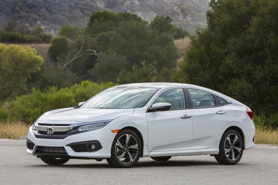 Honda Civic: La décima generación del compacto de Honda ocupa el segundo escalafón. Según contamos en Univision Autos, este sedán llega con "nuevos diseños exteriores e interiores, y las últimas tecnologías mecánicas y computarizadas". Una de las opciones dispone de un motor de 4 cilindros de 2.0 litros que entrega 158 HP y 138 lbs-pie de torque; también se ofrece una opción que alcanza los 174 HP.