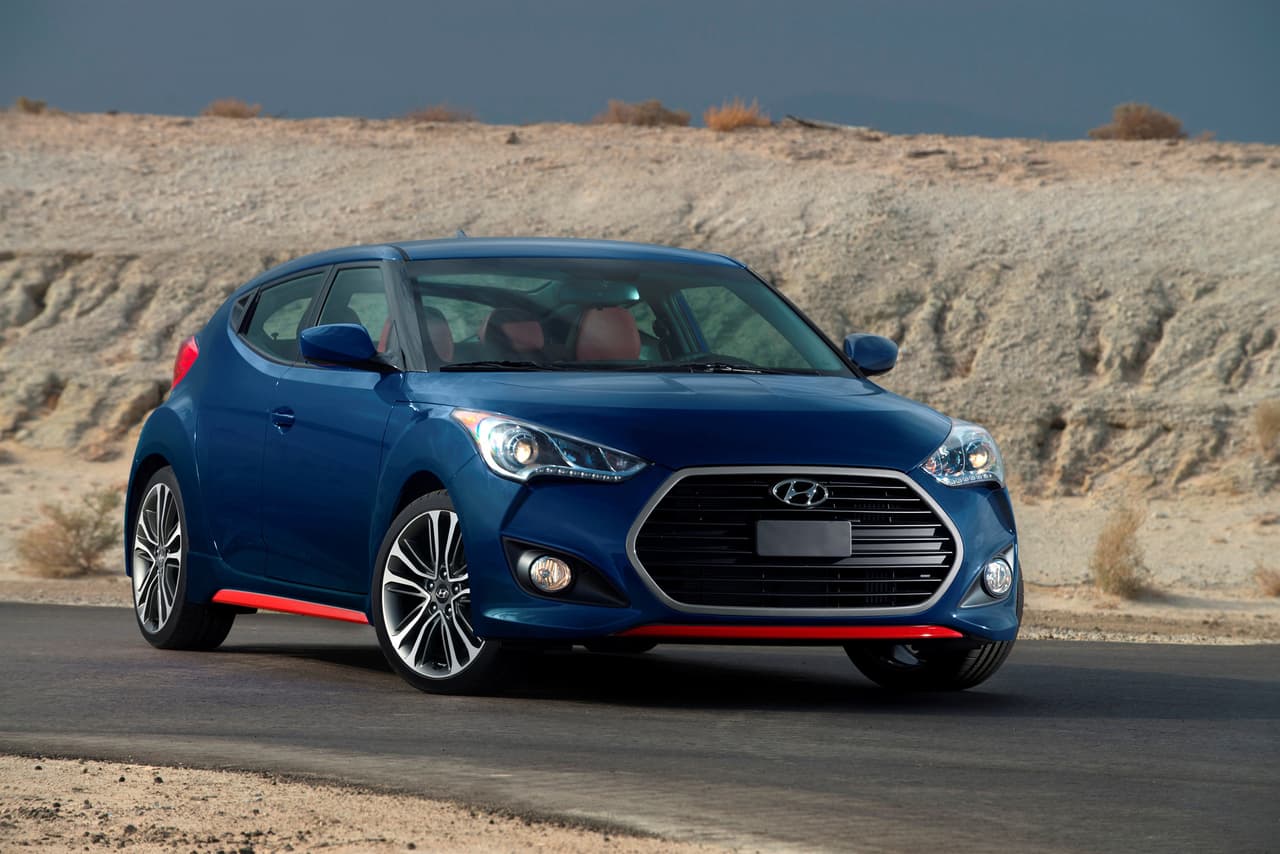 Hyundai Veloster: Para 2016, todos los modelos Veloster de Hyundai exhiben un nuevo diseño en su capó, prescindiendo de las tomas de aire. Su parrilla frontal también ha sido actualizada, en juego con su fisonomía asimétrica, característica original que ha colaborado para que este vehículo forme parte de los más cools por debajo de los 18,000 dólares.
