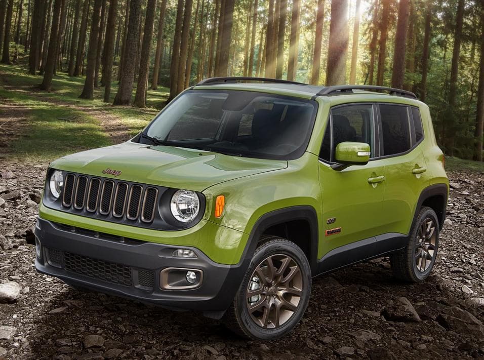 Jeep Renegade: Esta utilitaria sub-compacta se vende en 4 versiones, partiendo de la edición Sport, la más económica, que se complementa con Latitude, Limited y Trailhawk, ésta última optimizada para el off-road. En nuestra prueba A Bordo señalamos que "Renegade no sólo es importante como fuente de ingresos, pero lo es también para recuperar la reputación de Jeep en este segmento". Según los expertos de KBB, el fabricante va por buen camino.