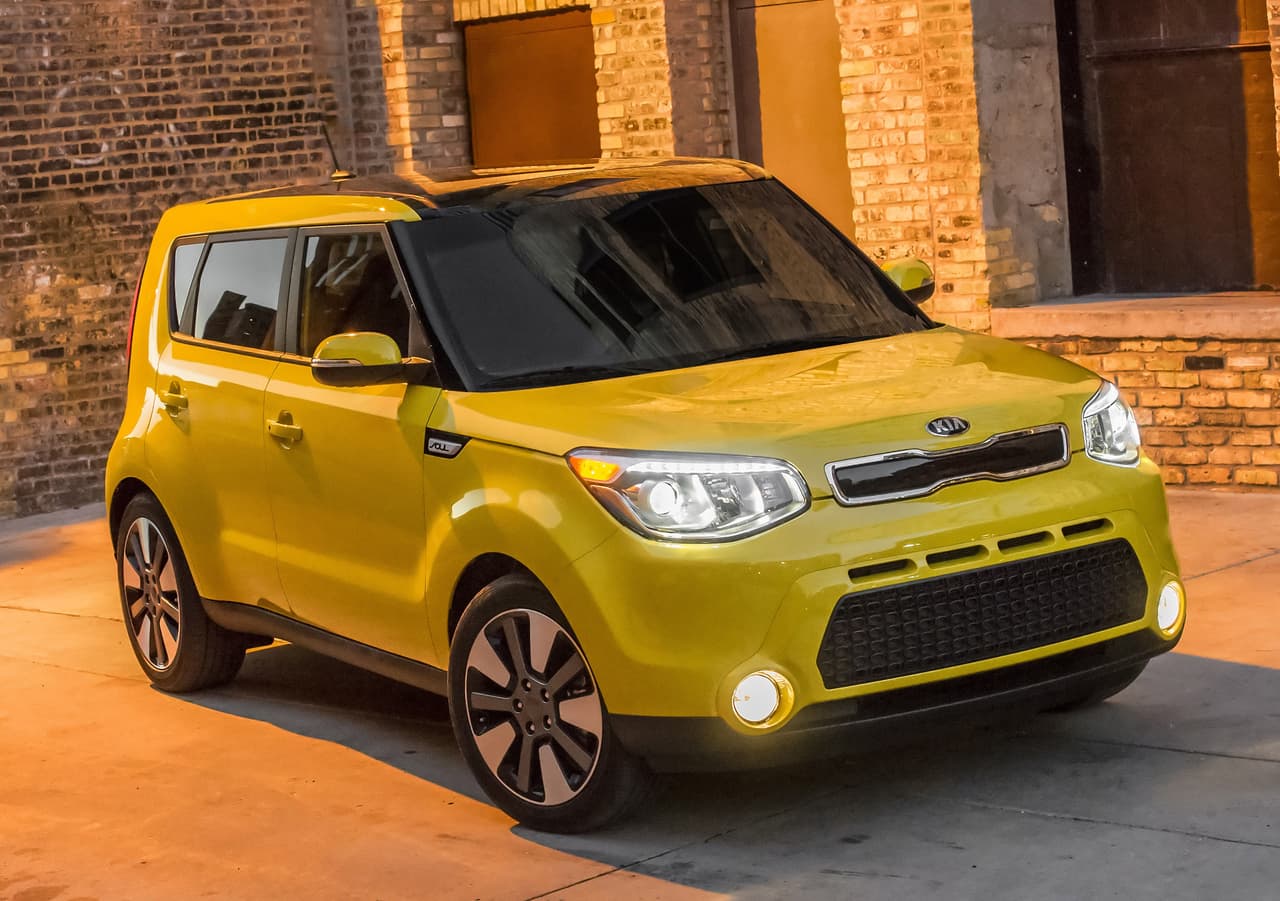 Kia Soul: En el modelo año 2016, la versión base de Kia Soul incluye como estándar llantas de aleación de 16 pulgadas, una pantalla de 4.3 pulgadas en su interior, cámara de visión trasera y radio satelital. Esta versión de entrada llega con un motor de 1.6 litros que entrega 130 caballos de fuerza.