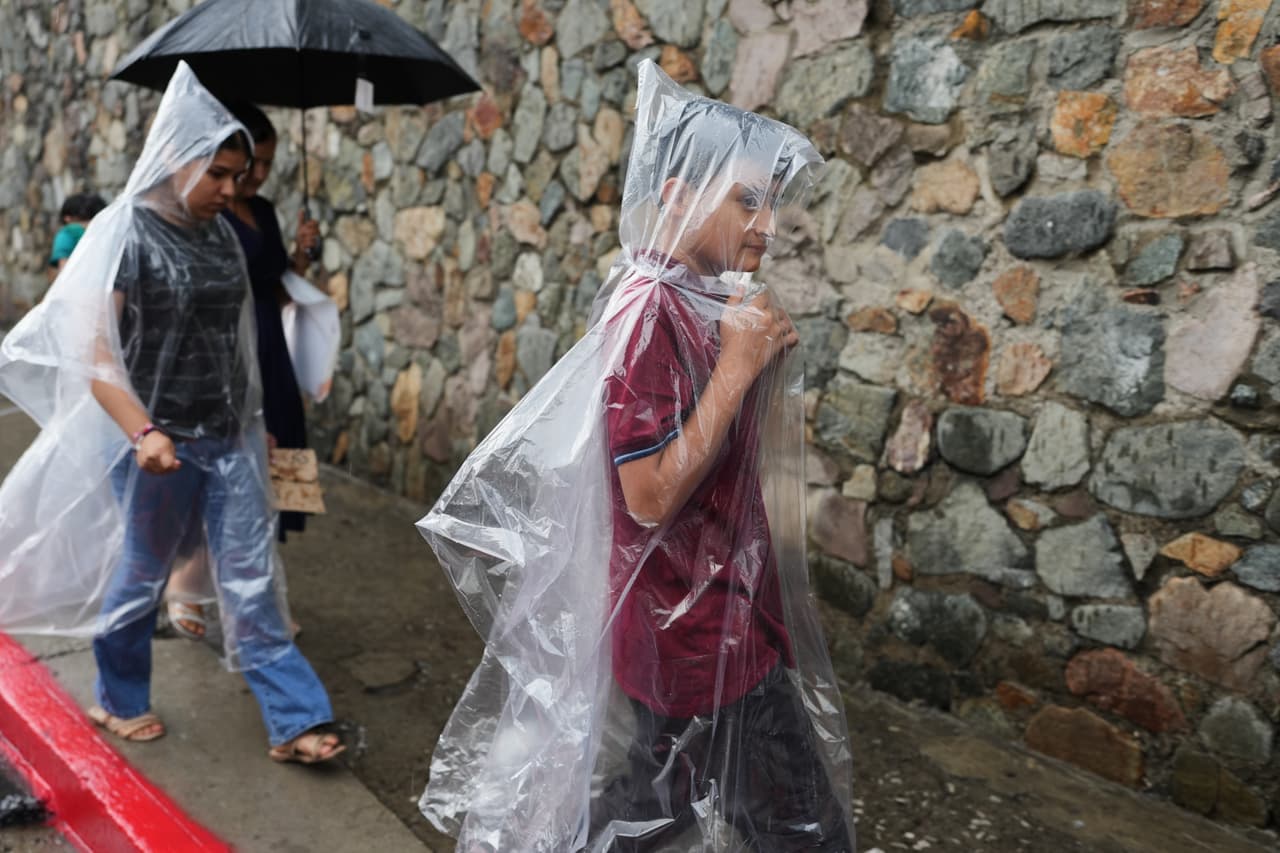 Ederson Galicia Alva, derecha, camina con su madre, Mirsy Maricela Alva López, y su hermana, Briseidy, por el centro histórico de la Ciudad de Guatemala, el miércoles 27 de mayo de 2026. (Foto AP/Moises Castillo)