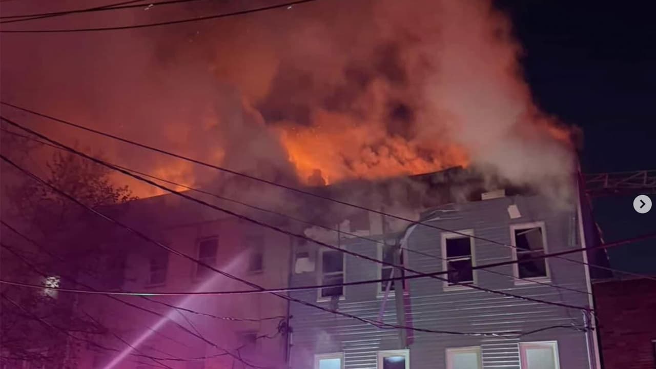 Incendio en Newark deja seis bomberos heridos y decenas de residentes evacuados en Ironbound.