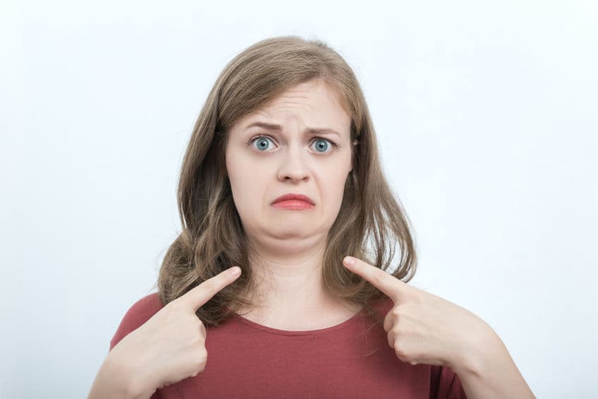 La papada es la acumulación de grasa subcutánea debajo de la barbilla, la cual puede formar una arruga que es más o menos perceptible y que, con el tiempo, produce una pérdida de tensión de los músculos que van desde la mandíbula a la tiroides.