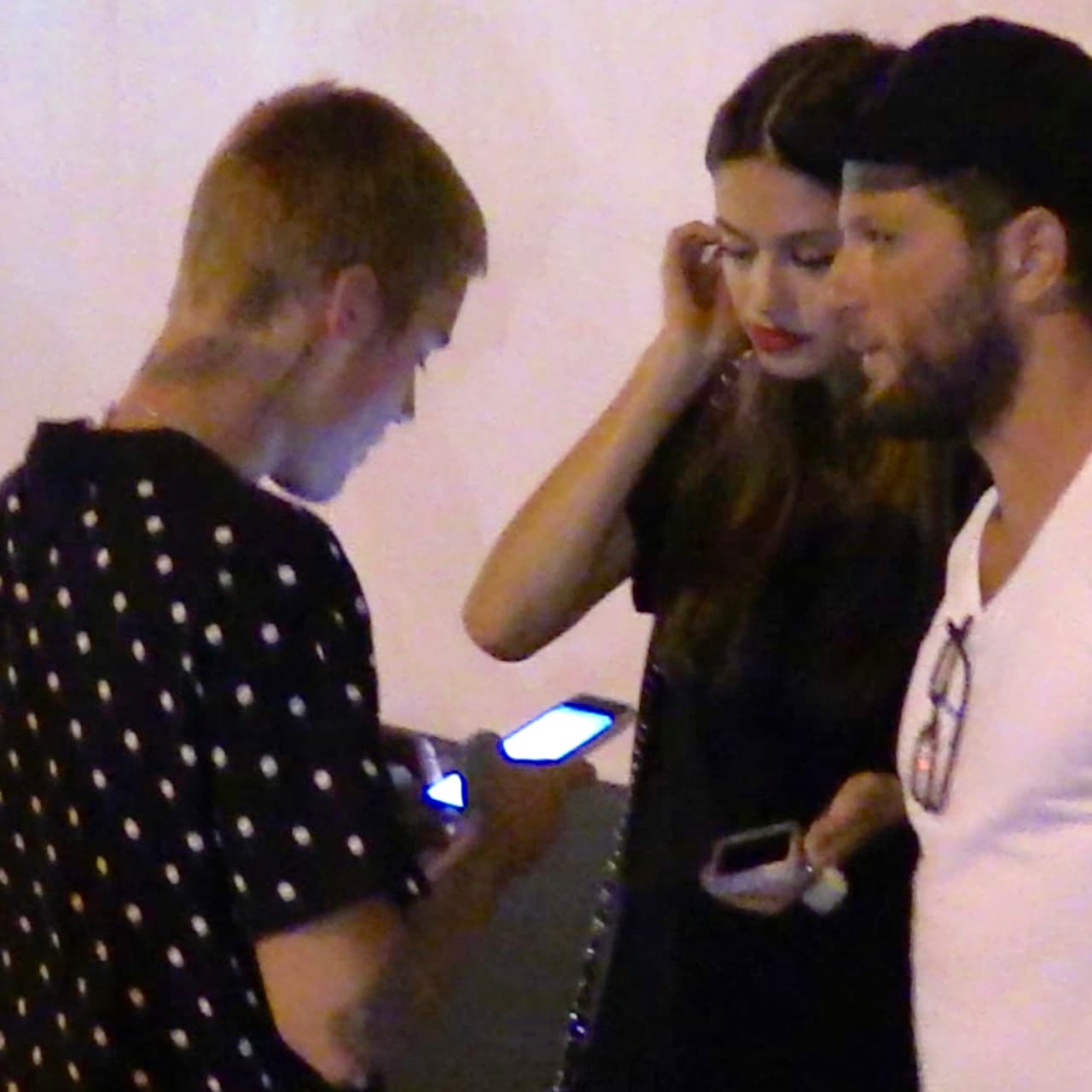 Después Justin sacó su teléfono, sería ¿para pedirle su numero?