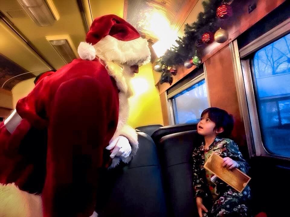 Los visitantes disfrutarán de un chocolate caliente y un bocadillo mientras escuchan y leen la historia. En el Polo Norte, Santa Claus abordará el tren y saludará a cada niño y le dará una campana de trineo plateada.
