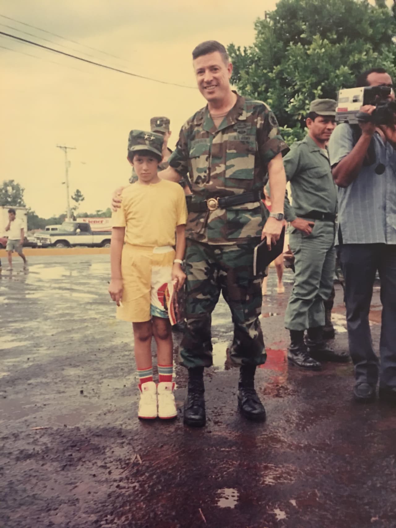 Aunque está orgulloso de las tropas que dirigió en Panamá, Cisneros dice "no hay justificación en mi opinión para ninguna operación militar donde nosotros estemos entrando a otro país. No debemos hacerlo".